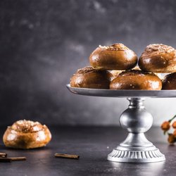 Miodowa Cafe - Drożdżówki z cynamonem i orzechami