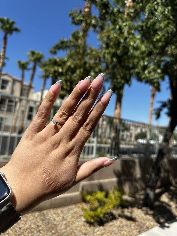 Color Nails Logo
