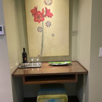 The JUST INN - Entry hall - 2 glasses, 2 packages of nuts for 3 people. - Bed & Breakfast Near Me - Paso Robles, California