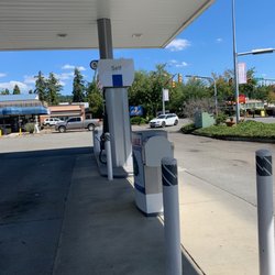 Chevron - Lots of space between pumping stalls.