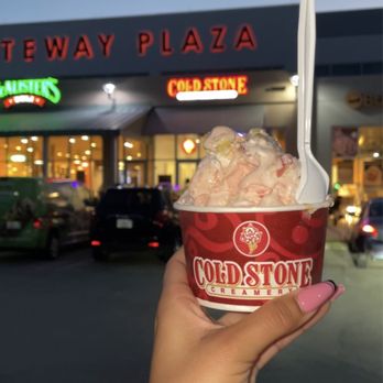 Cold Stone Creamery - Strawberry Blonde with Vanilla Cale instead of Graham Cracker Pie Crust - Cupcakes Near Me - Doral, Florida