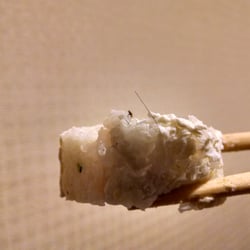 Una de sus piezas de sushi...