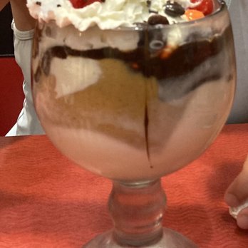 Friendly's - Peanut Butter Sundae - American Near Me - Hampton Township, New Jersey