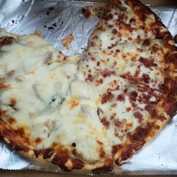 Buzzards Pizza - This was the pizza I ordered called the roadkill it's a thin crust pizza with a ton of toppings