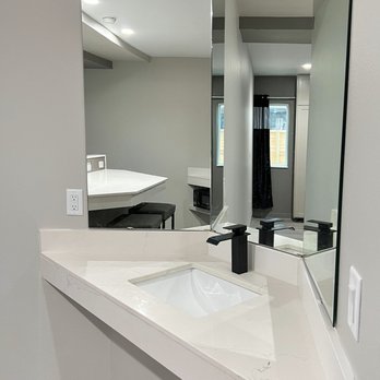 Crystal Inn - Sink and Vanity area to help get ready! - Hotels Near Me - Houston, Texas