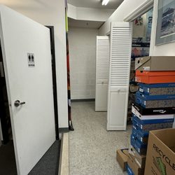 Hansons Running Shop - Fitting rooms and bathroom.