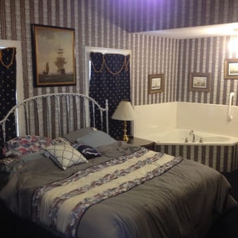 Montgomery Inn - Updated Admiral Room - Bed & Breakfast Near Me - Versailles, Kentucky Montgomery Inn - Updated Admiral Room - Bed & Breakfast Near Me - Versailles, Kentucky