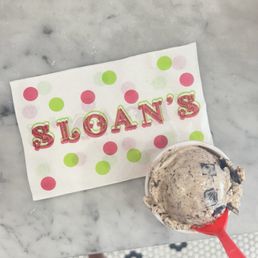 Small scoop of mint chocolate chunk Small scoop of mint chocolate chunk