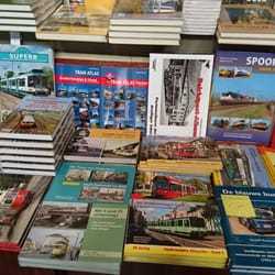 Elektrische Museumtramlijn Amsterdam - Ze hebben een uitgebreide collectie historische boeken over trams en treinen.