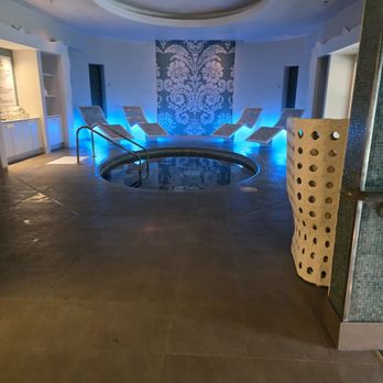 Eau Resort & Spa - Beautiful jacuzzi with heated tiled lounge chairs - Resorts Near Me - Manalapan, Florida Eau Resort & Spa - Beautiful jacuzzi with heated tiled lounge chairs - Resorts Near Me - Manalapan, Florida