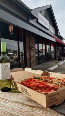 Lo Mo Pizzeria by null