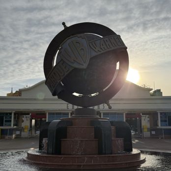 Parque Warner - WB globe - entrance - Amusement Parks Near Me - San Martín de la Vega, M