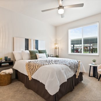 Meritum Evergreen Apartments - Guest Bedroom with Ceiling Fan - Apartments Near Me - Vancouver, Washington Meritum Evergreen Apartments - Guest Bedroom with Ceiling Fan - Apartments Near Me - Vancouver, Washington