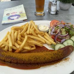 Elbterrasse - Currywurst Pommes mit kleinem Beilagensalat