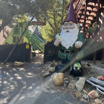 Hicksville Pines - Big Gnome by the entrance - Hotels Near Me - Idyllwild, California