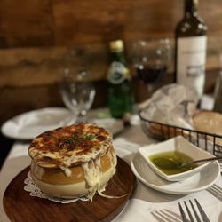 Planchette - French onion soup (soupe à l'oignon gratinée)