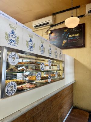 F&F Pizzeria by null