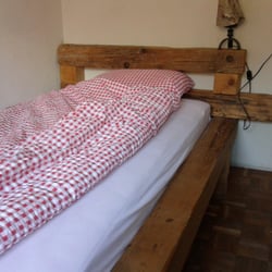 Hotel Hirschen - Das Bett im Hotel Hirschen: Kunst-Design oder Hobby-Bastler?