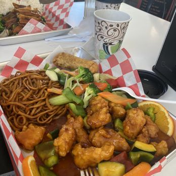 Mexichina Express - Orange Chicken, Lo mein, egg roll and a side of vegetables. - Chinese Near Me - Murfreesboro, Tennessee