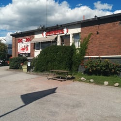 Carlströms Kött & Chark - Framsida av byggnad. Entré till vänster om huset.