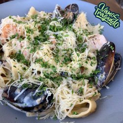 Pata de Elefante - Marina Permesana: Pasta Papardelle con Crema de Ostiones y Portoblello, acompañado de Camarones, Mejillones y Parmesano.