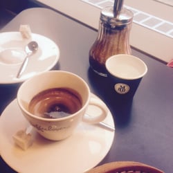 Coffeelovers - Heerlijke espresso! Glaasje water erbij en n nougatje