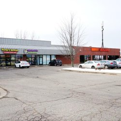 Hungry Howie's Pizza - Easy parking on site