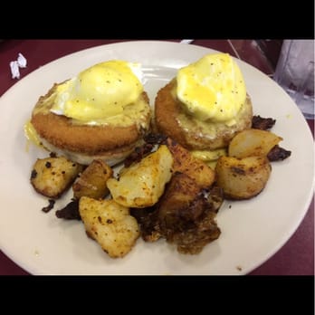 Coral Bagels - Eggs Benedict with crab cake - Bagels Near Me - Miami, Florida Coral Bagels - Eggs Benedict with crab cake - Bagels Near Me - Miami, Florida