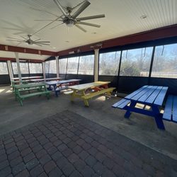 Sirens Seafood - Indoor/outdoor patio seating