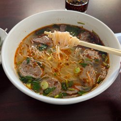 PHO Vietnam - You need chili oil
