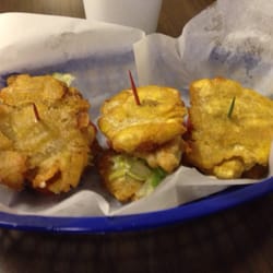 Latinos Restaurant & Catering - Jibaritos (sándwiches de tostones con pollo)