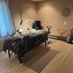 Calming facials massage bed