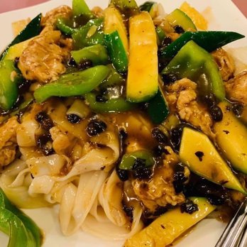 Veggie Lee - Vegan chicken with Black Pepper Sauce Over Chow Fun - 豉椒濕炒河 - Vegan Near Me - Hayward, California Veggie Lee - Vegan chicken with Black Pepper Sauce Over Chow Fun - 豉椒濕炒河 - Vegan Near Me - Hayward, California