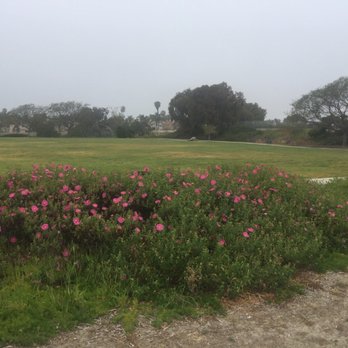 Palisades Park - Small park with wide open grass area with a sidewalk that goes all the way around - Parks Near Me