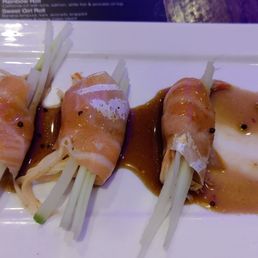 Salmon cucumber roll