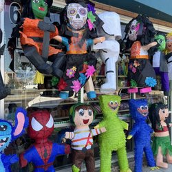 Mia's Dulceria - Cool piñatas!