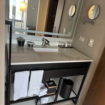 Hyatt Regency Deerfield - Hyatt regency Deerfield: bathroom is clean - Hotels Near Me - Deerfield, Illinois