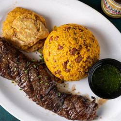 Metropol Restaurant - Churrasco con Mamposteao y tostones de pana / Skirt steak with mamposteao rice and breadfruit "tostones".