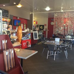 Ulladulla Fish Traders - Seating and beer/wine served on the ulladulla harbour front!