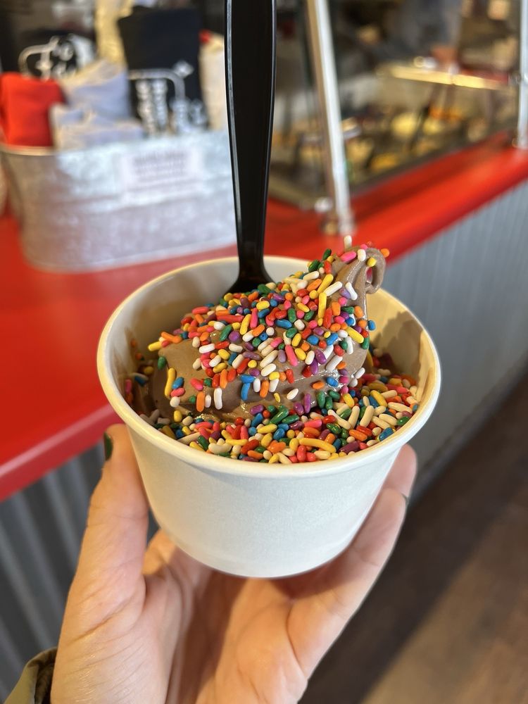 Charlie's Frozen Treat Shop Logo