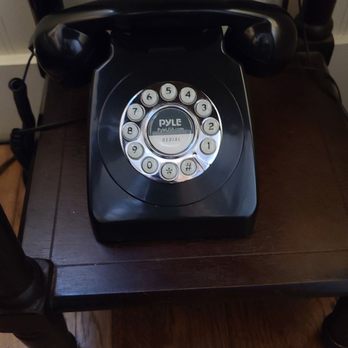Hotel Charlotte - Cute old phone in our room and it works. - Hotels Near Me - Groveland, California