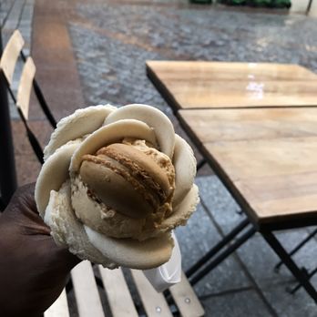 Amorino - Vanilla and salted caramel gelato topped with a caramel macaroon - Ice Cream & Frozen Yogurt Near Me - Paris, 75 Amorino - Vanilla and salted caramel gelato topped with a caramel macaroon - Ice Cream & Frozen Yogurt Near Me - Paris, 75