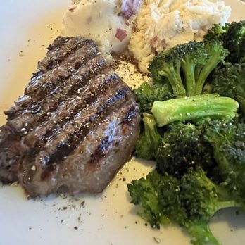 Applebee's Grill + Bar - Steak, Side Garlic Mashed Potatoes, Broccoli - Sports Bars Near Me - Plainville, Connecticut Applebee's Grill + Bar - Steak, Side Garlic Mashed Potatoes, Broccoli - Sports Bars Near Me - Plainville, Connecticut