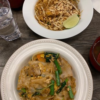 Der Krung - Drunken noodle and pad thai - Thai Near Me - New York, New York Der Krung - Drunken noodle and pad thai - Thai Near Me - New York, New York