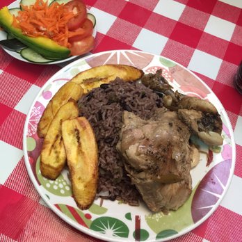 La Cubanita - Chicken, rice with beans, and plantanos. Includes a small salad. - Cuban Near Me - Mérida, YUC