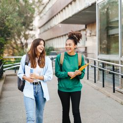 Edvanced Learning - Laughter and friendship: A delightful moment between two college students on campus.
