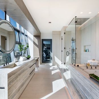 The Wall Studio - Primary bathroom in silver travertine and limestone at our Echo Brickell project. - Architects Near Me - Miami, Florida The Wall Studio - Primary bathroom in silver travertine and limestone at our Echo Brickell project. - Architects Near Me - Miami, Florida