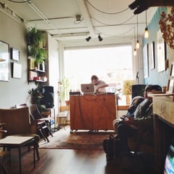 Koffie Leute - Welkom in Utrechts fijnste (openbare) woonkamer.