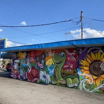 Fritzie Freeze - Sweet mural on the side of the building! - Ice Cream & Frozen Yogurt Near Me - Toledo, Ohio
