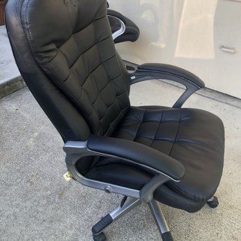 Loveseat Online Auctions - Chair with peeling back. - Auction Houses Near Me - San Diego, California